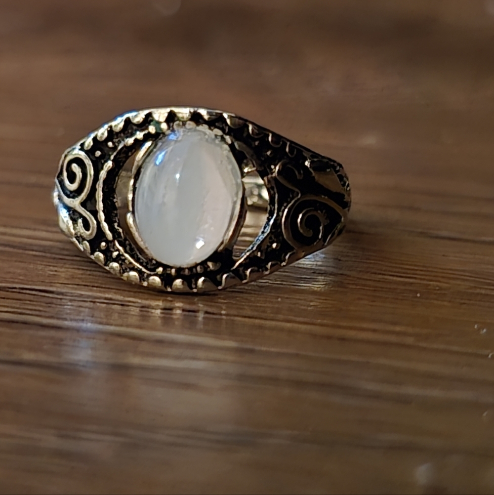 🛍 Fashion Jewelry Silvertoned Ring With Fake Gemstone